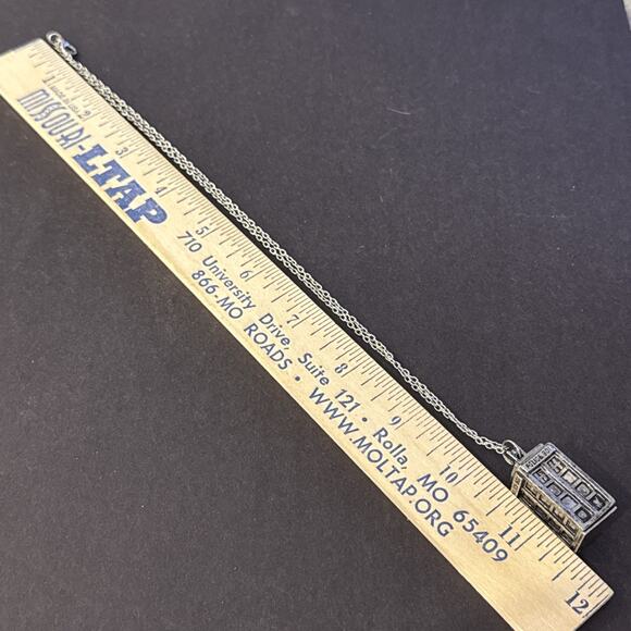 VTG Police Box TARDIS Style Necklace Silver Tone Pendant Dr Who Fan Unmarked - Picture 4 of 4